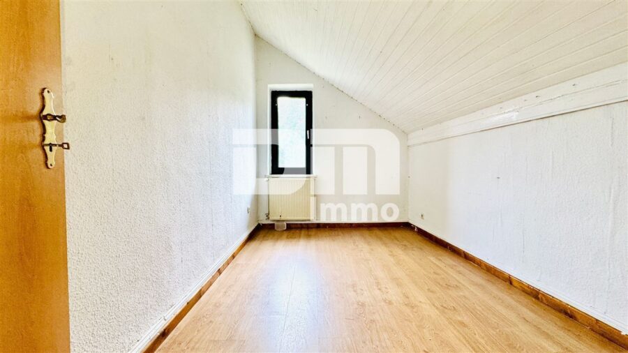 Großzügiges Einfamilienhaus mit viel Platz, riesigem Gartenareal und viel Potenzial - OG / DG Büro / Ankleide / Abstellraum